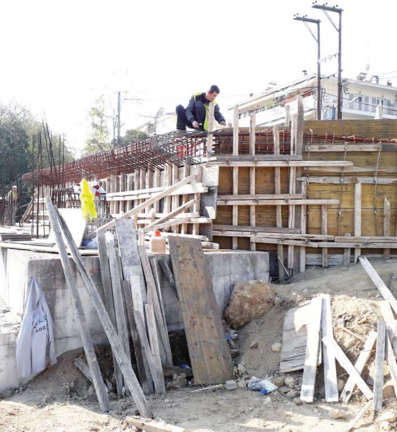 Επί τω έργω, μηχανήματα και αρχαιολόγοι