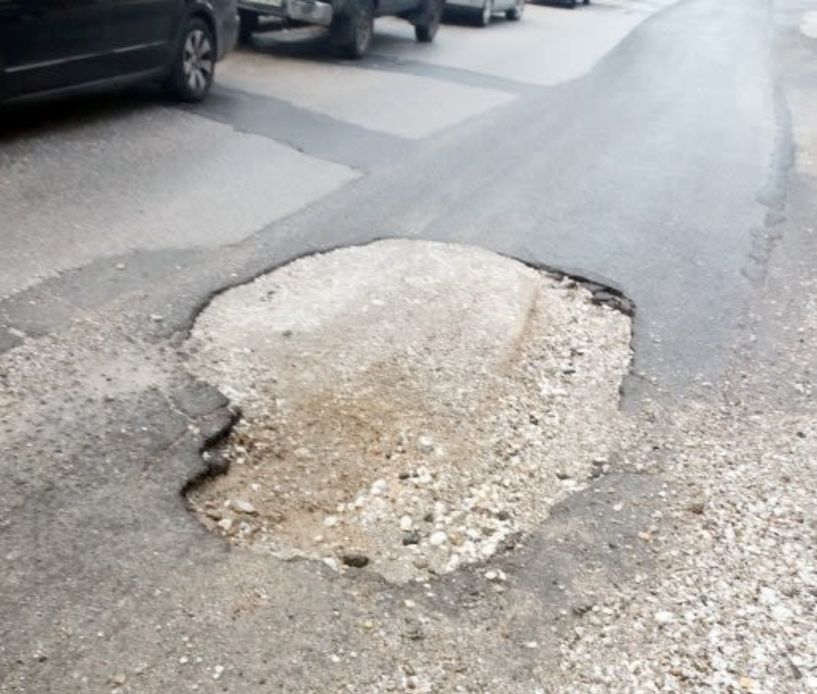 Προσοχή  στη μεγάλη λακκούβα   της Αμπελοκήπων