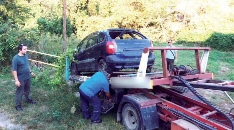 Μαζεύει εγκαταλελειμμένα αυτοκίνητα  η Δημοτική Αστυνομία