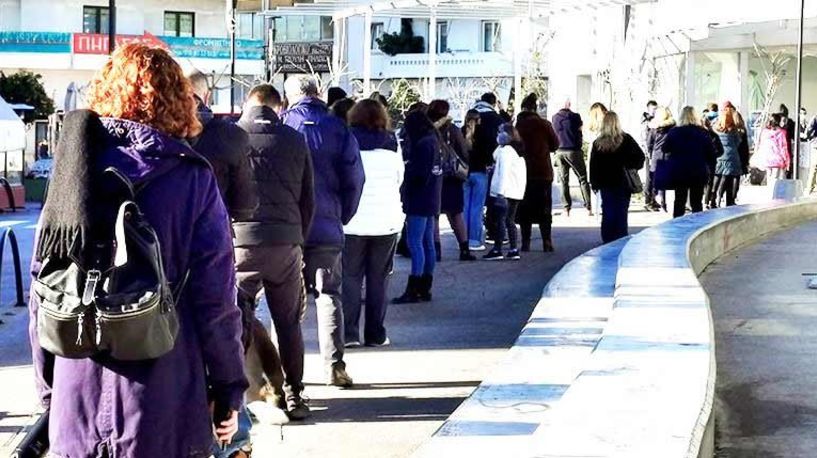 Παράπονα για τις ουρές στα τεστ μέσα στο ψύχος