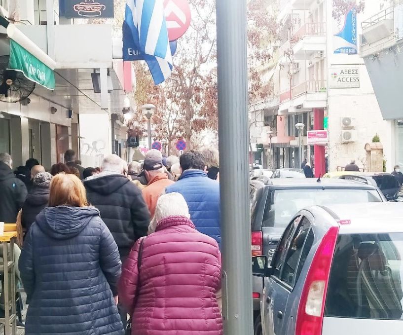 «Ουρές» στο μοναδικό πλέον κατάστημα της Eurobank στην Μεγ. Αλεξάνδρου Βέροιας