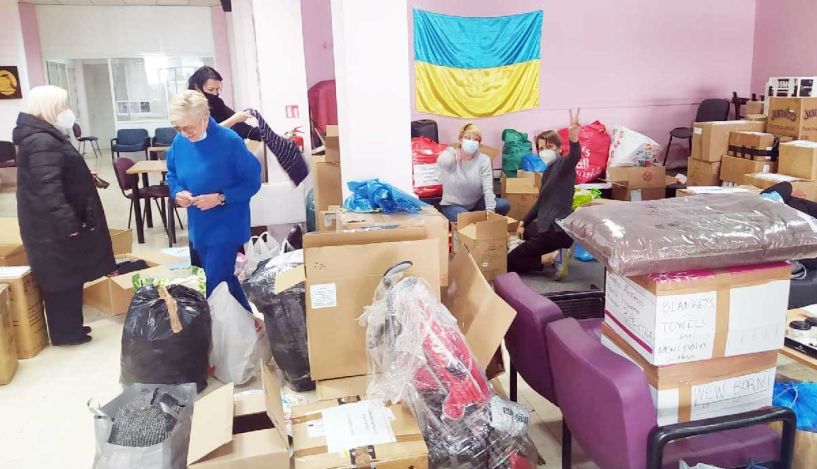 Γεμίζουν κούτες για την αποστολή βοήθειας στην Ουκρανία