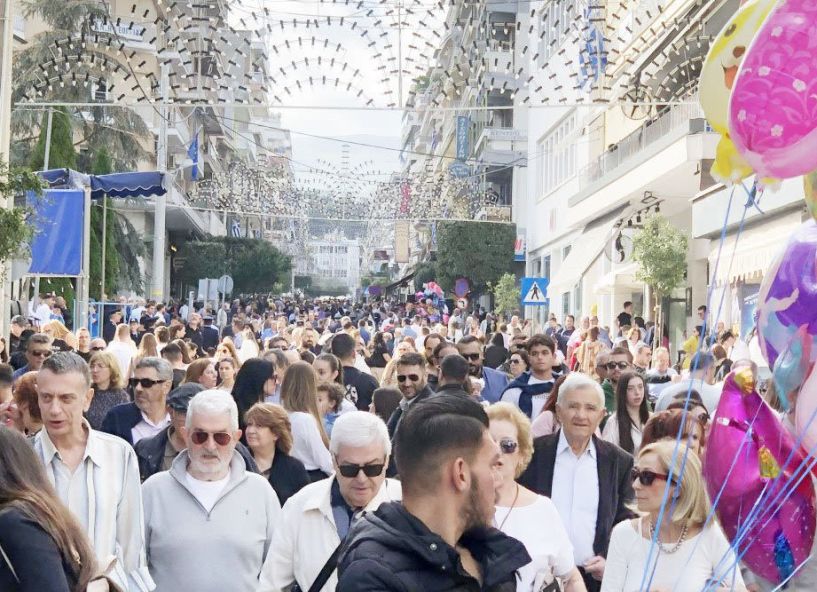 Ο καλός καιρός έβγαλε έξω  τον κόσμο,  για παρέλαση  και καφέ…