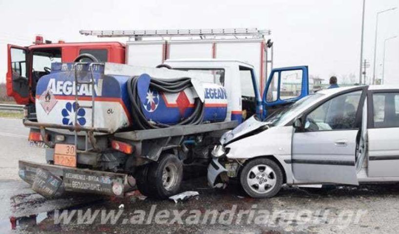 Σύγκρουση βυτιοφόρου με Ι.Χ στην Αλεξάνδρεια