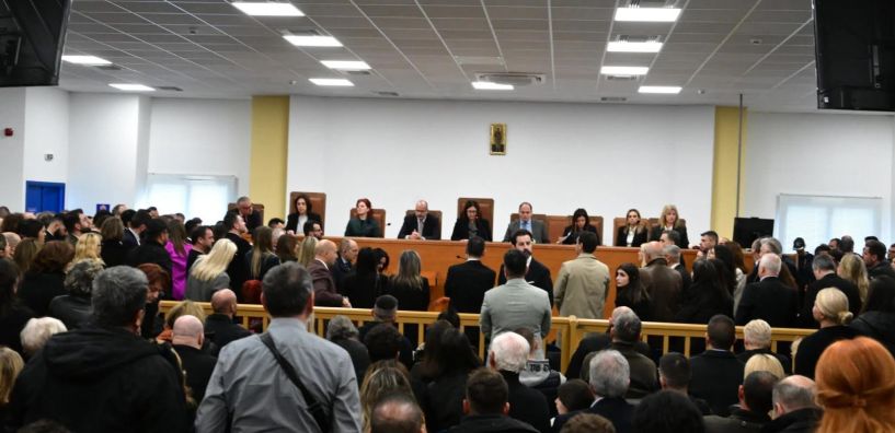 Ξεκίνησε η δίκη των Τεμπών με αναβολή και έντονες αντιδράσεις από συγγενείς θυμάτων και συνηγόρους