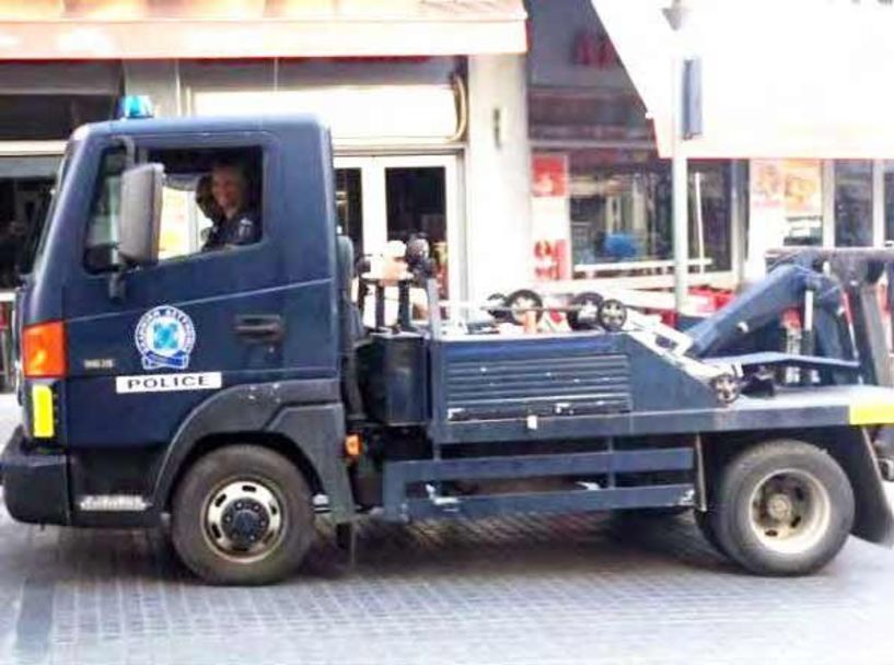 Βέροια: Τα «γαλλικά»  μιας γυναίκας οδηγού  προς το πλήρωμα του γερανού  της Τροχαίας οδήγησαν  στην σύλληψή της 