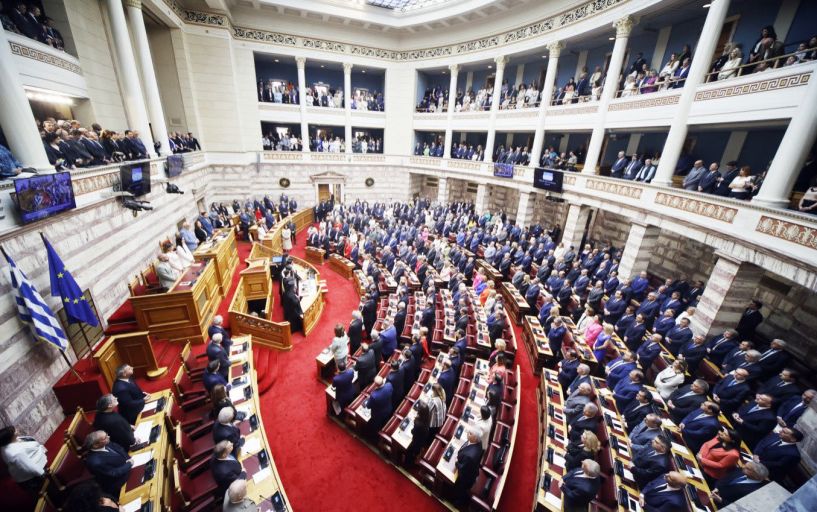 Ράβουν κοστούμια και σύνολα για την ορκωμοσία! 
