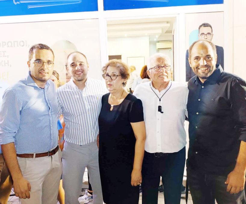 Σύσσωμη η οικογένεια Κορωνά στα εγκαίνια  του εκλογικού κέντρου