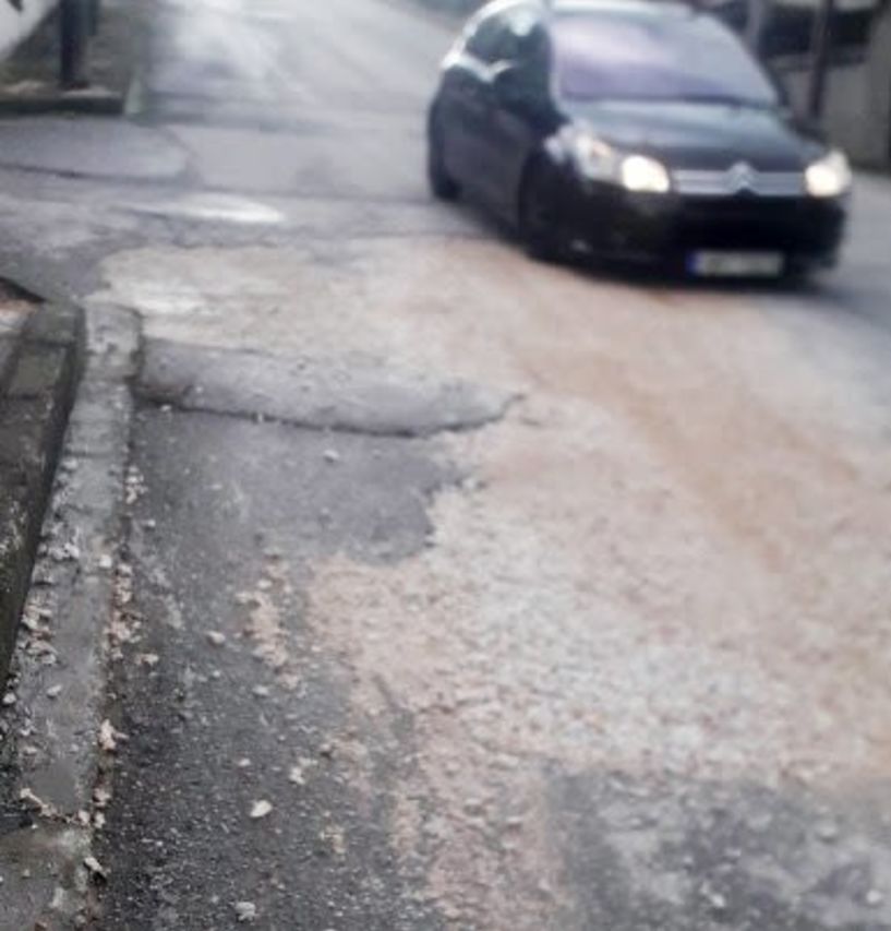 Πρόβλημα για τα αυτοκίνητα, τα χαλίκια στις λακκούβες του Πανοράματος