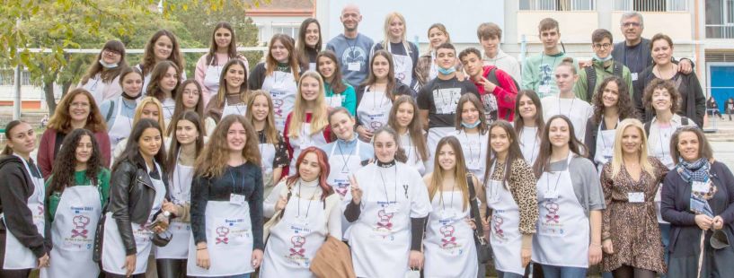 5ο ΓΕ.Λ Βέροιας: 38 μαθητές και 4 καθηγητές φόρεσαν τις ποδιές τους και μαγείρεψαν «αλά Ελληνικά»