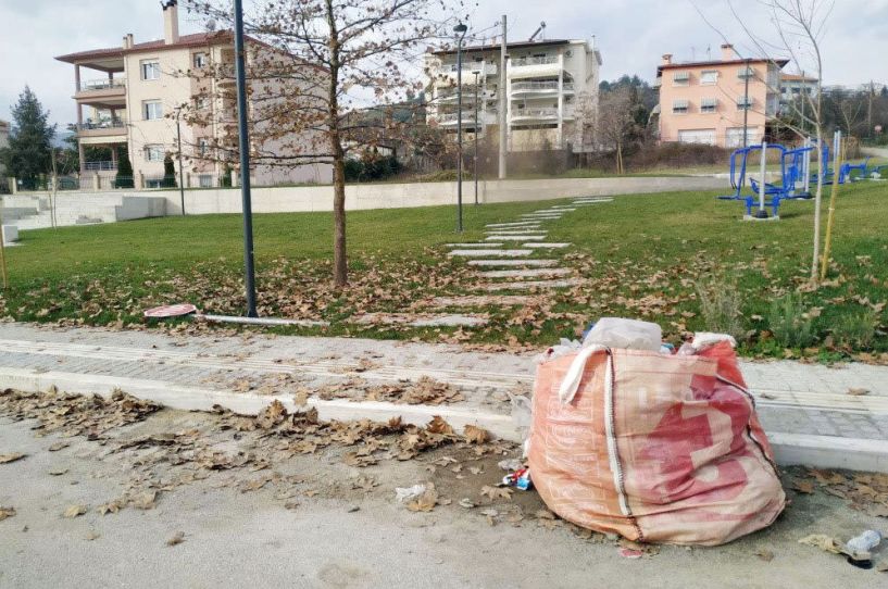 Θα απομακρυνθεί ο γεμάτος σκουπίδια σάκος από την πλατεία στο Εργοχώρι;