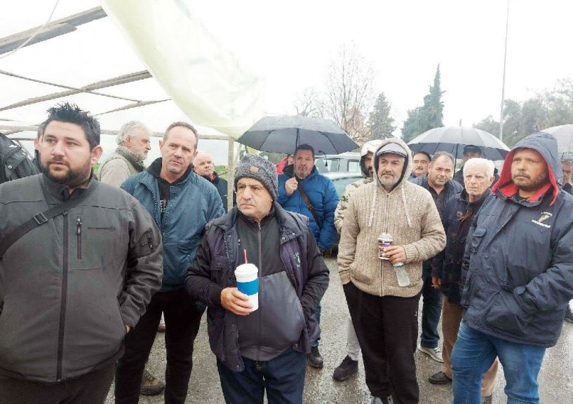 Παραμένουν και περιμένουν οι αγρότες, στον κόμβο της Κουλούρας