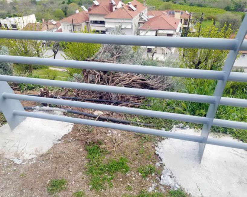 Μπήκαν προστατευτικά κάγκελα στο πάρκο, ας καλυφθεί κάπως και το τσιμέντο, για την αισθητική!