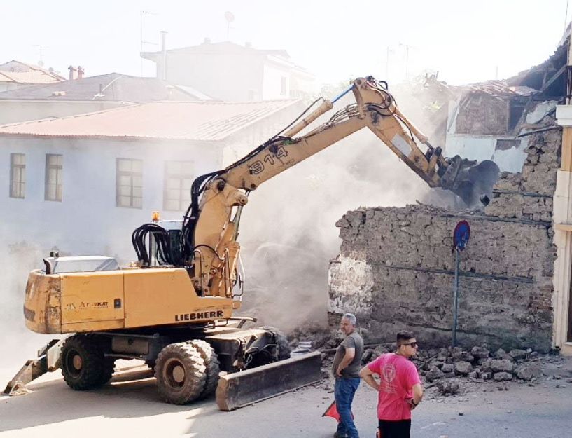 Κατεδαφίστηκε το ετοιμόρροπο κτίριο της οδού Αφροδίτης Αλ. Τσαχουρίδης: