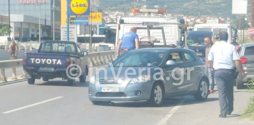 Τροχαίο ατύχημα με συμπλοκή τριών αυτοκινήτων   μπροστά στη ΔΟΥ Βέροιας