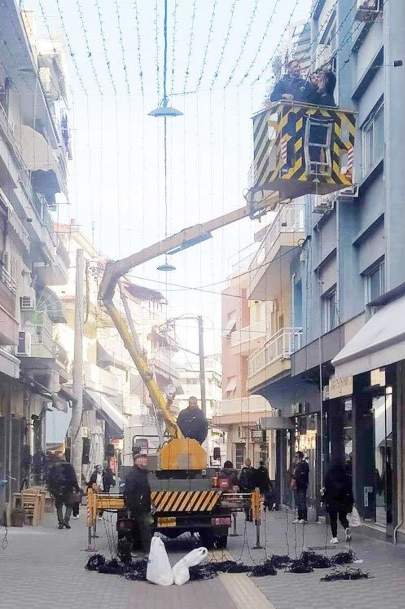 Άρχισε να στολίζεται το εμπορικό κέντρο της Βέροιας