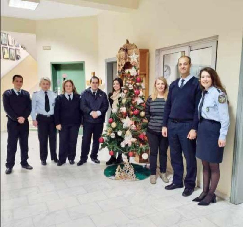 Το χριστουγεννιάτικο δέντρο τους στόλισαν οι αστυνομικοί του τμήματος Βέροιας!
