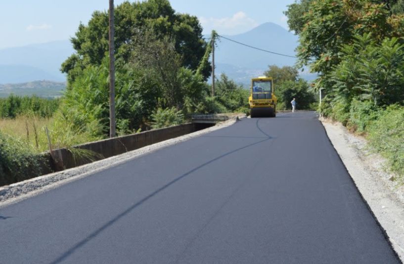 922.000 ευρώ για ασφαλτοστρώσεις αγροτικών δρόμων στο Δήμο Νάουσας