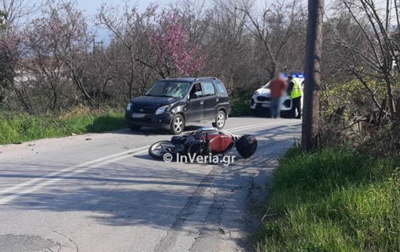 Τροχαίο με εμπλοκή ΙΧ και δίκυκλου στο «στενό» της 25ης Μαρτίου στη Βέροια