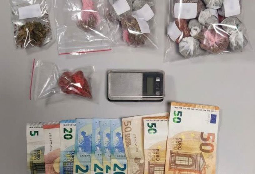 Συνελήφθησαν συνολικά 4 άτομα και  κατασχέθηκαν ποσότητες ναρκωτικών - Στις έρευνες συμμετείχε και ο αστυνομικός σκύλος ανίχνευσης ναρκωτικών «Vector»