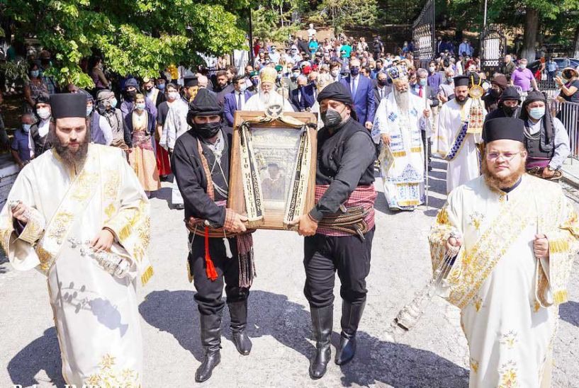 Παρά τα μέτρα, πατείς με πατώ σε στις Παναγίες του Βερμίου!