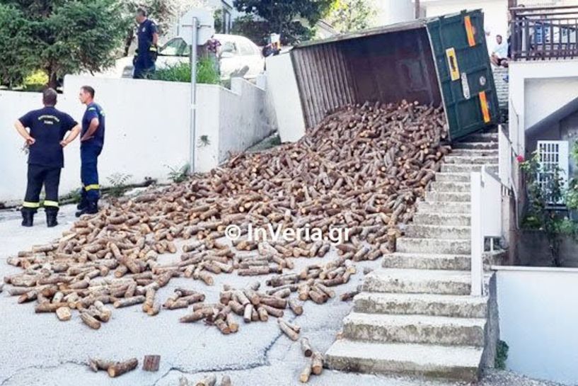 Φορτηγό γεμάτο καυσόξυλα ανατράπηκε χθες στον Προμηθέα