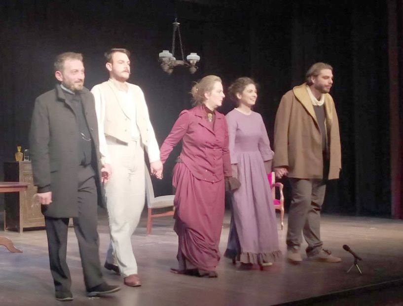 Με διπλή παράσταση σε κατάμεστη αίθουσα, οι «Βρικόλακες» του Ομίλου Φίλων Θεάτρου, σε σκηνοθεσία Κ. Αποστολίδη