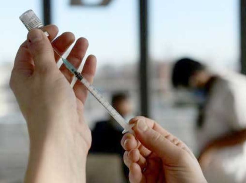 Εμβολιασμός: Τι ισχύει για όσους έχουν νοσήσει, για έγκυες και αλλεργίες