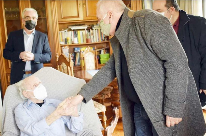 (Βίντεο) Βέροια: Οι δικηγόροι της Ημαθίας τιμούν τον 104χρονο ήρωα του Ρούπελ Γιάννη Κοζάρτση