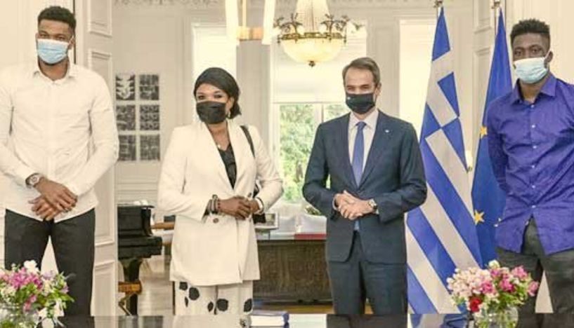 Πολιτογραφήθηκαν τιμητικά Έλληνες πολίτες, η μητέρα και ο αδελφός του Γιάννη Αντετοκούνμπο