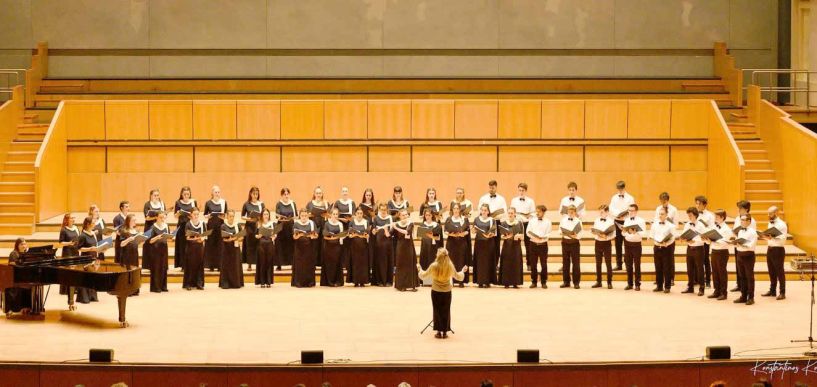 Vivaldi GLORIA Χριστουγεννιάτικη συναυλία στη Νάουσα από τη Νεανική Χορωδία Ι.Ν. Αγίων Κυρίλλου & Μεθοδίου Θεσσαλονίκης