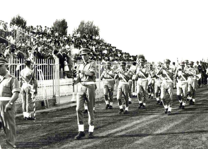 Στρατιωτική Μπάντα Β΄ Σ.Σ. Βέροιας - Η ράβδος του αρχιμουσικού Αν. Βασιλειάδη  εμψύχωνε και ενθουσίαζε τον κόσμο στις παρελάσεις του Β΄ Σ.Σ.