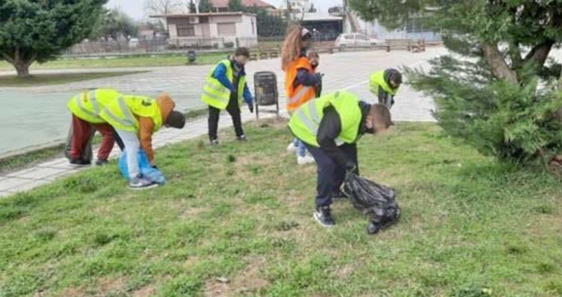 Μαθητές του Δημοτικού Σχολείου Κλειδίου καθαρίζουν το σχολείο και το χωριό τους