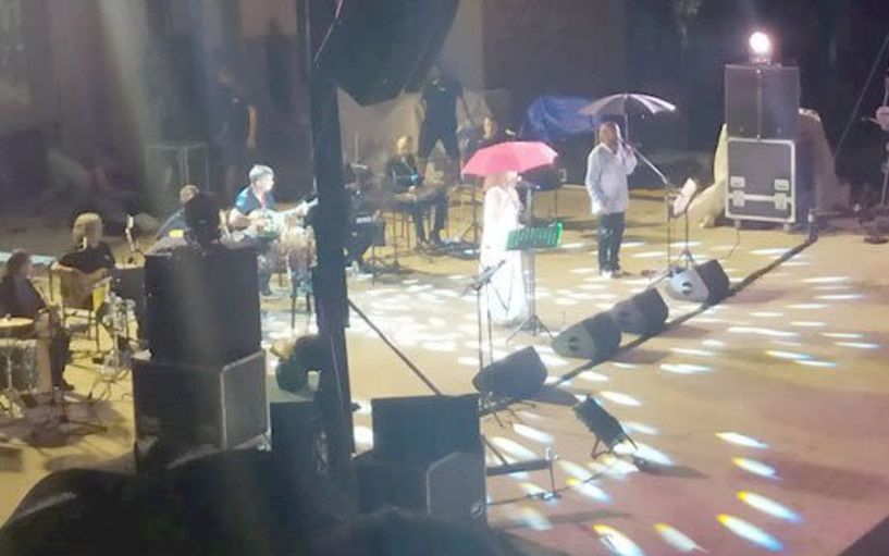 Στο θέατρο Άλσους από το Σύλλογο Μικρασιατών Ημαθίας - Με ομπρέλες, μέχρι τέλους, στη συναυλία της Γλυκερίας, με τραγούδια και μνήμες προσφυγιάς