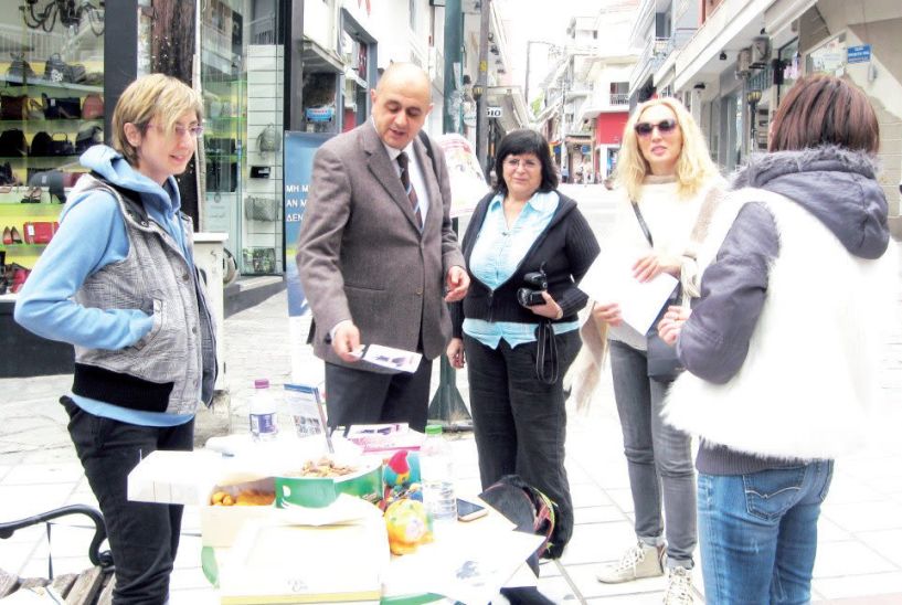 Κερνούσαν και ενημέρωναν τον κόσμο για την Ημέρα των Ζώων