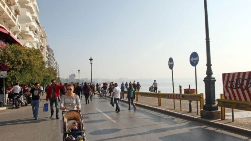 Κυριακάτικη βόλτα στην πεζοδρομημένη παραλιακή της Θεσσαλονίκης 