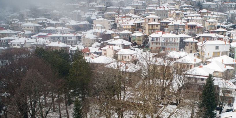 Χιονίζει στο Μέτσοβο